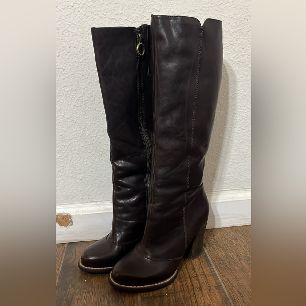 Brown boots BCBG